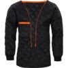 Schwarze wattierte Arbeitsjacke mit Rautensteppung, orangefarbenen Reißverschlüssen und Tasche, für Arbeitsschutz im B2B Bereich.